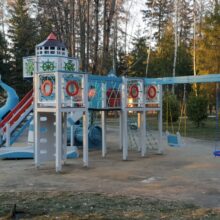 Детский игровой комплекс с маяком в отеле Лес Арт Резорт (Дорохово). Вид 02
